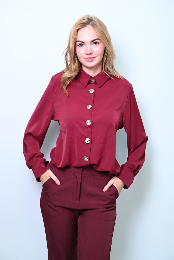 Maroon Elegance – Statement Blouse met Unieke Knopen
43410-28