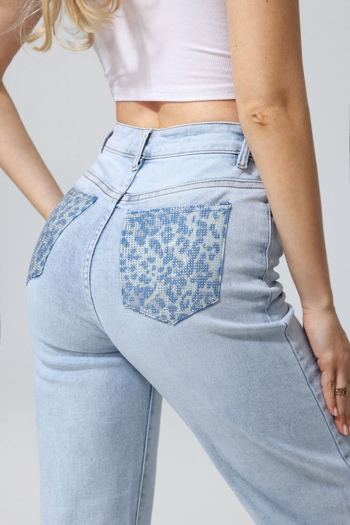 HELLO MISS Straight Leg Jeans met Statement Achterzakken – Light Blue Wash HM1578