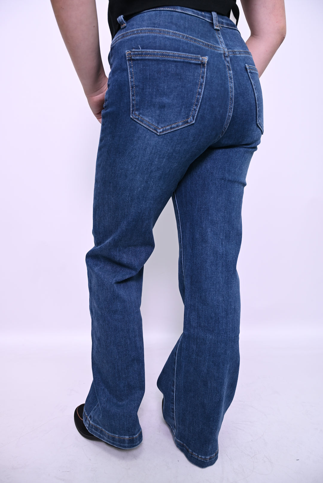 Donkerblauwe Jeans met Licht Uitlopende Pijpen – Tijdloos & Comfortabel My Tina’s LW-1807