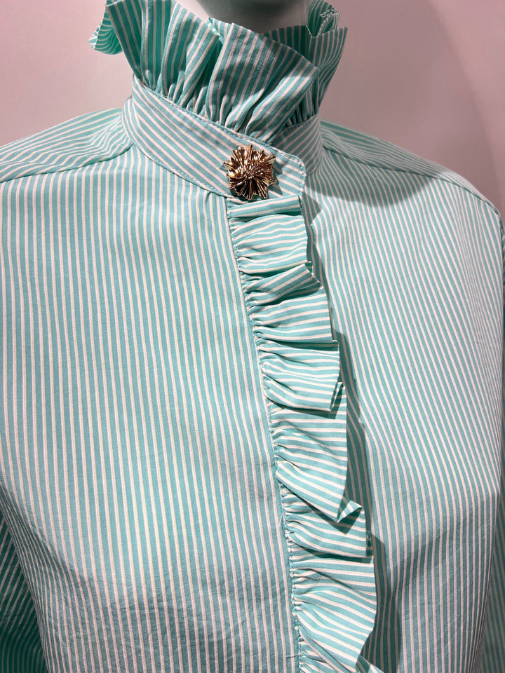 Blouse Bleu Brume – Lichtblauw met witte strepen, hoge kraag en sierlijke ruches. Perfect voor formele elegantie. CH5111