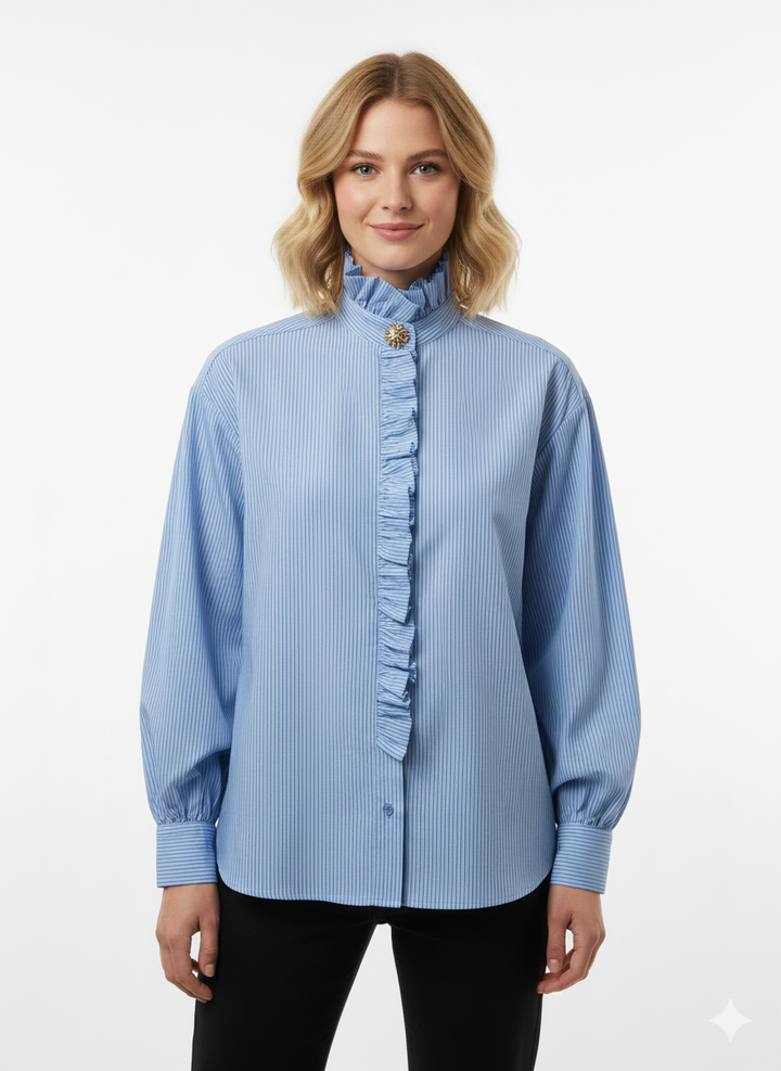 Blouse Bleu Brume – Lichtblauw met witte strepen, hoge kraag en sierlijke ruches. Perfect voor formele elegantie. CH5111