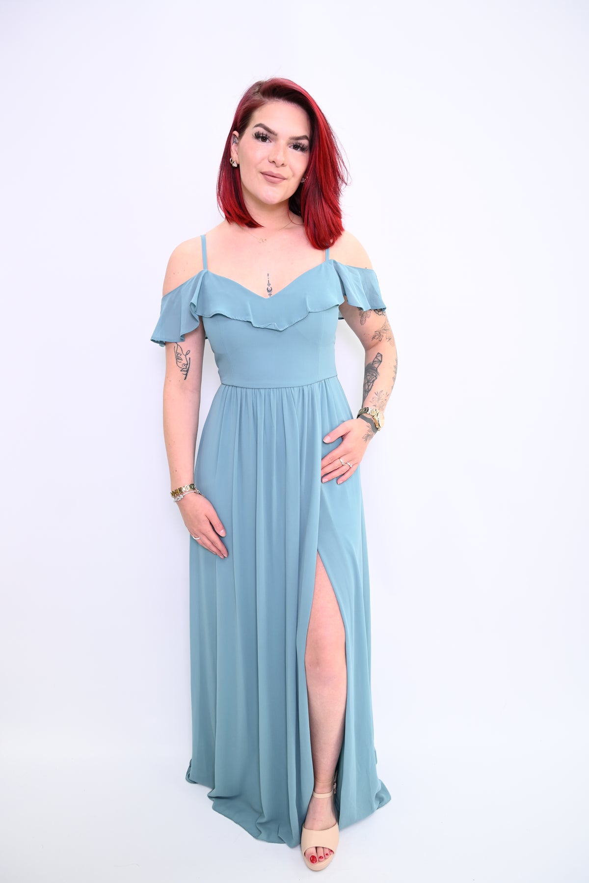 Elegant Poise – Off-shoulder lange jurk met verfijnde accenten 8826