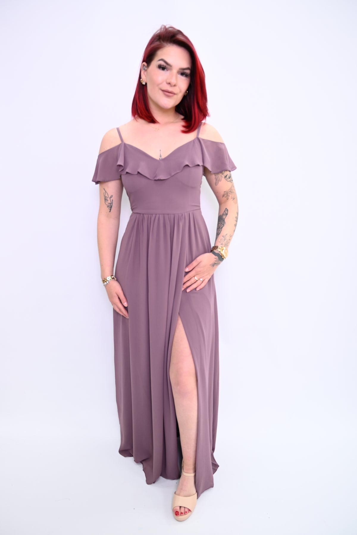 Elegant Poise – Off-shoulder lange jurk met verfijnde accenten 8826