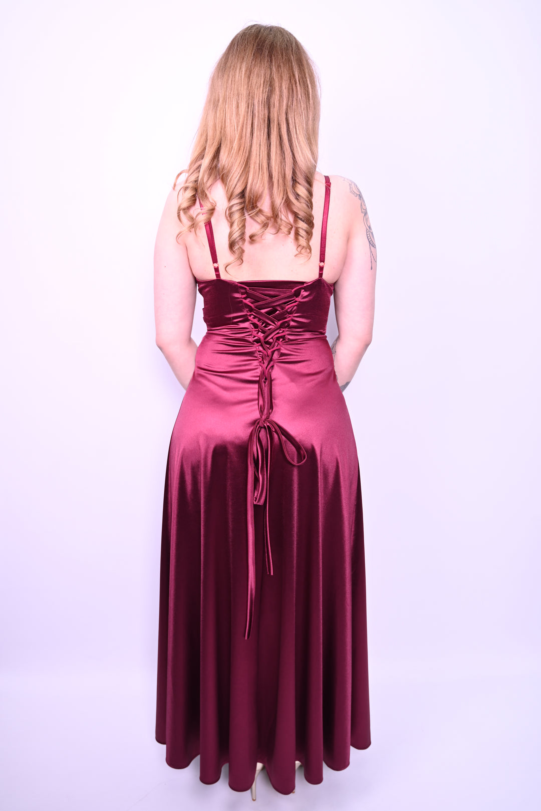 Lichaamsgedicht – Satijnen avondjurk met diepe V-hals en split 5888