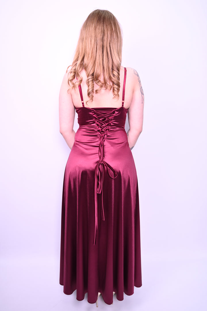 Lichaamsgedicht – Satijnen avondjurk met diepe V-hals en split 5888