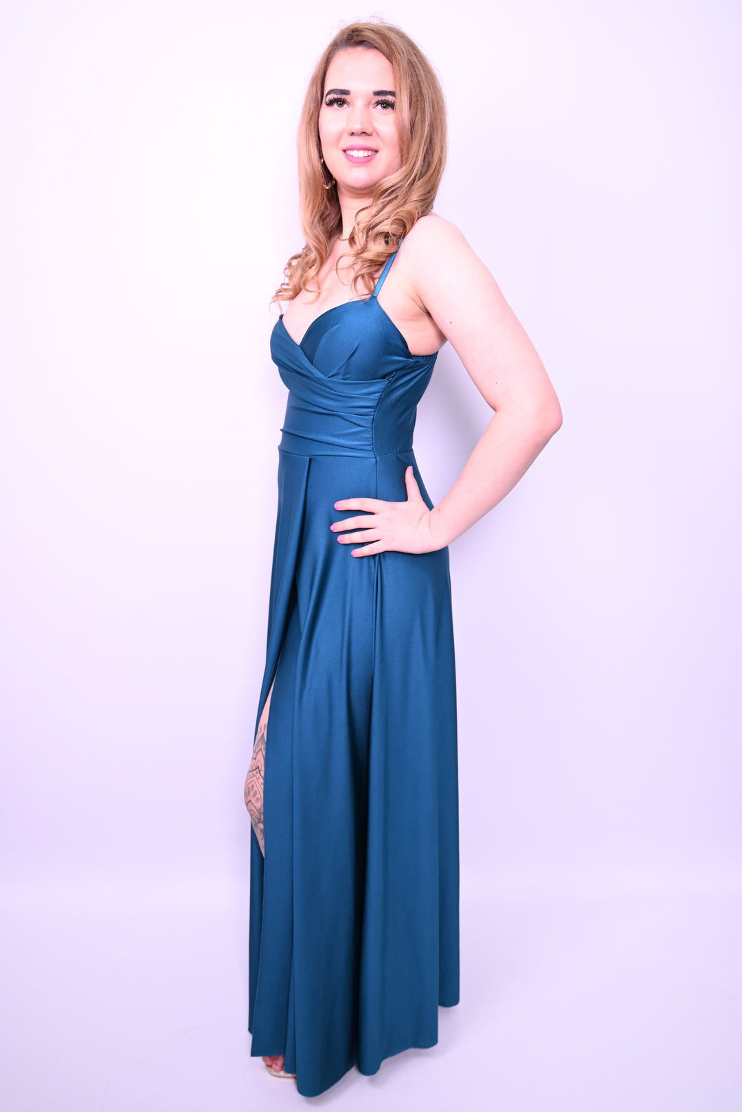 Lange satijnen avondjurk met split en dunne bandjes 31392