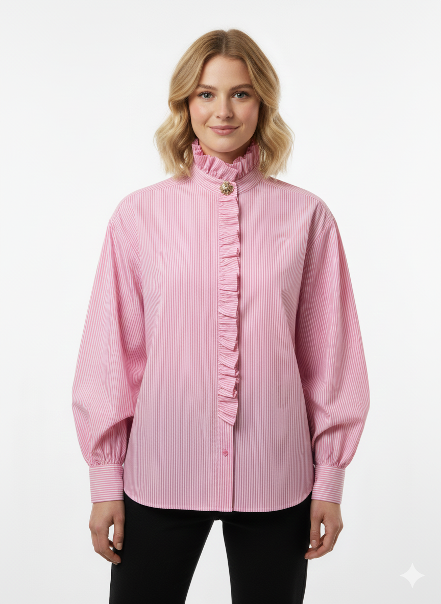 Blouse Bleu Brume – Lichtblauw met witte strepen, hoge kraag en sierlijke ruches. Perfect voor formele elegantie. CH5111