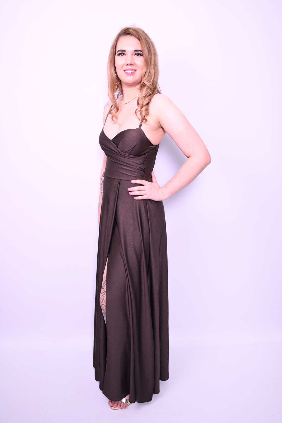 Lange satijnen avondjurk met split en dunne bandjes 31392