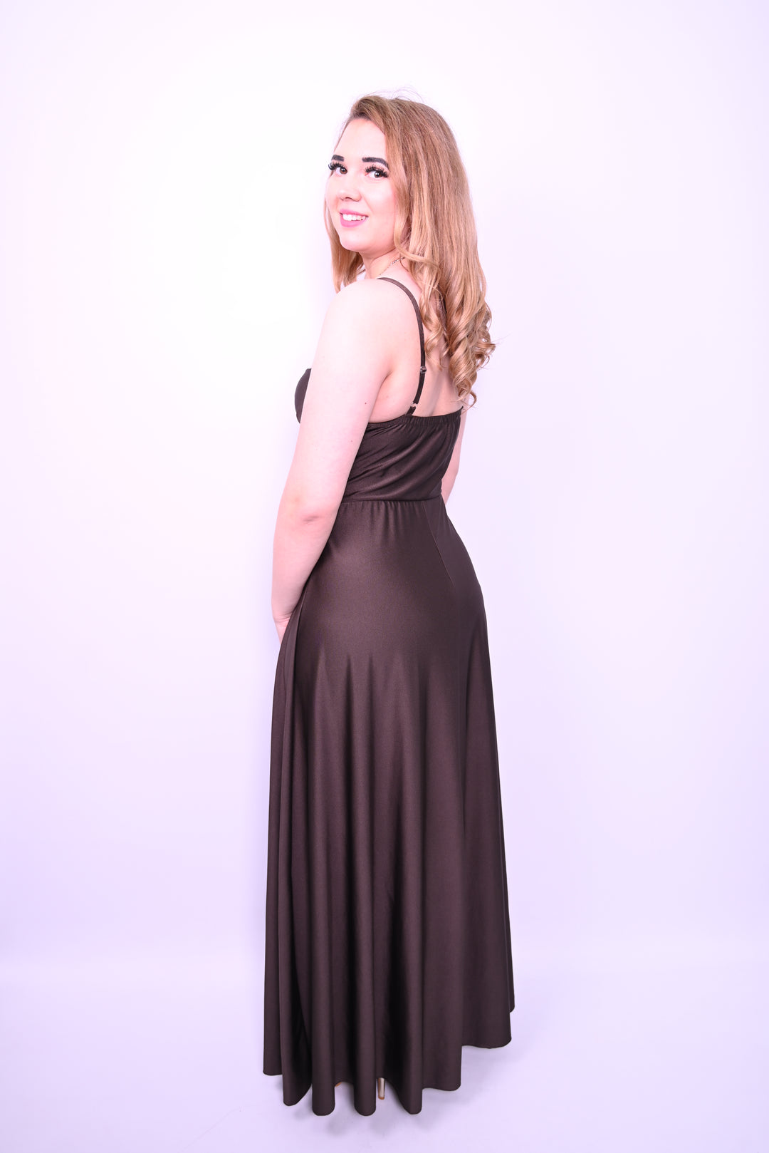 Lange satijnen avondjurk met split en dunne bandjes 31392