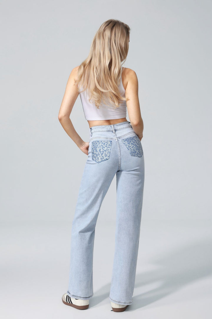 HELLO MISS Straight Leg Jeans met Statement Achterzakken – Light Blue Wash HM1578
