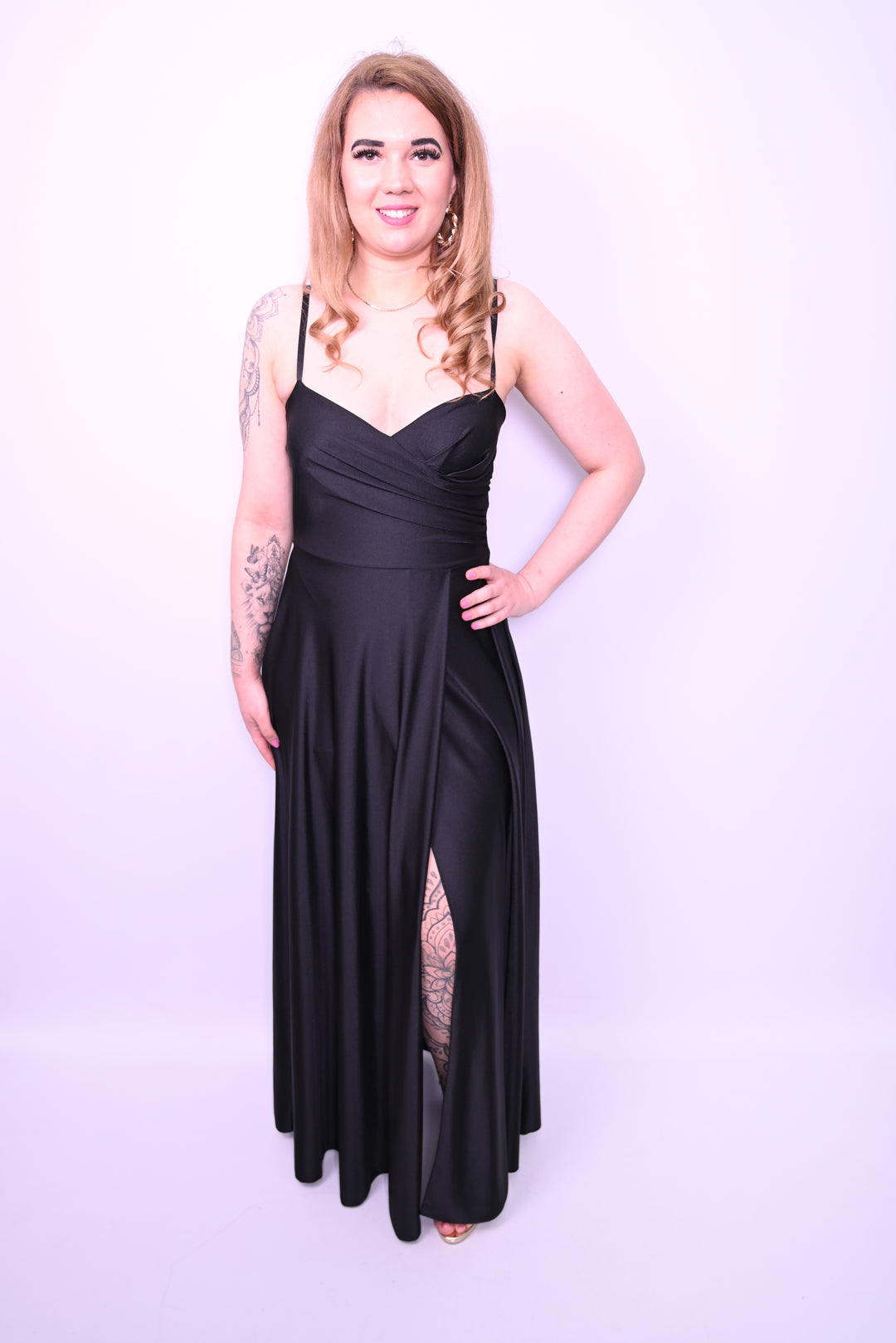 Lange satijnen avondjurk met split en dunne bandjes 31392