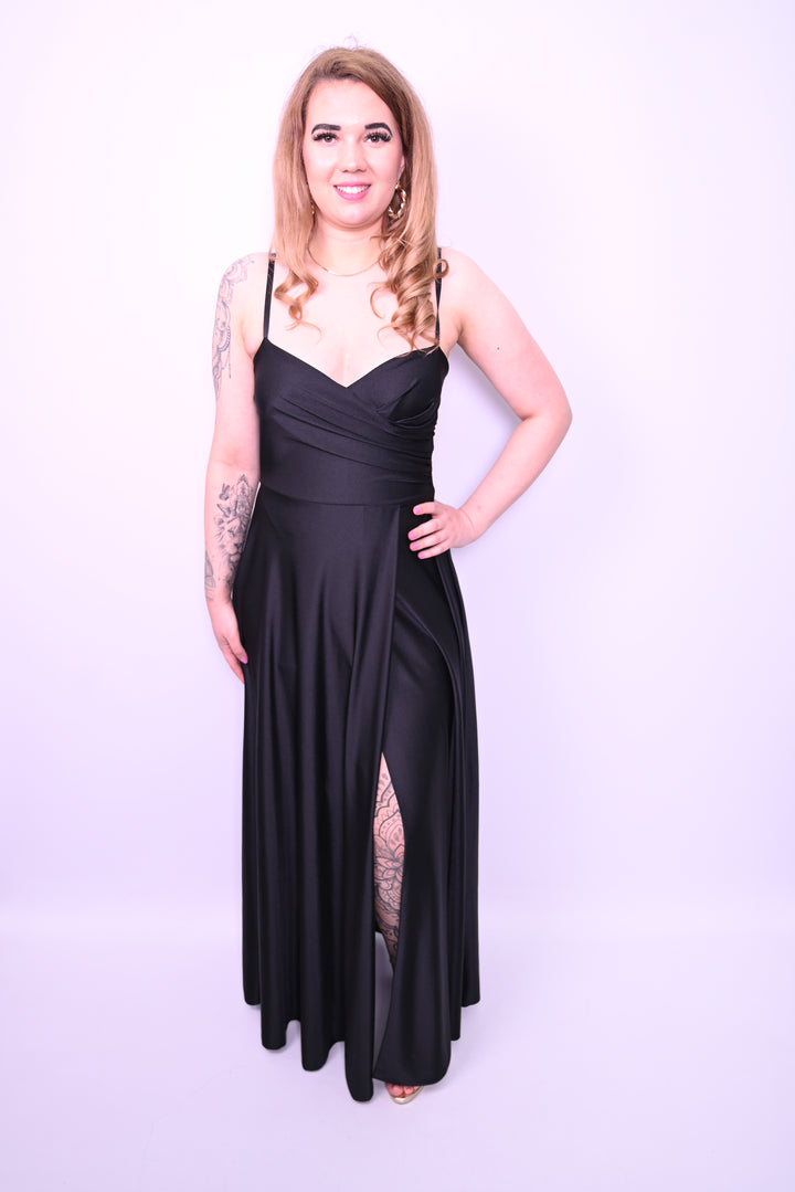 Lange satijnen avondjurk met split en dunne bandjes 31392