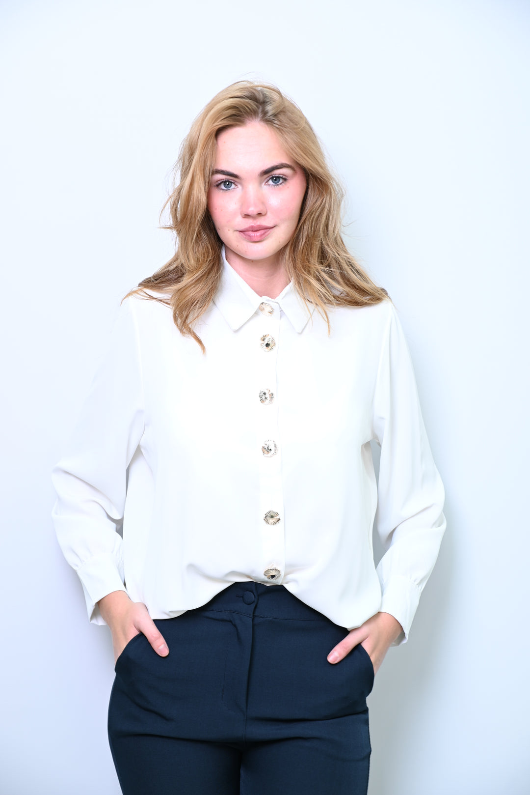 Maroon Elegance – Statement Blouse met Unieke Knopen
43410-28