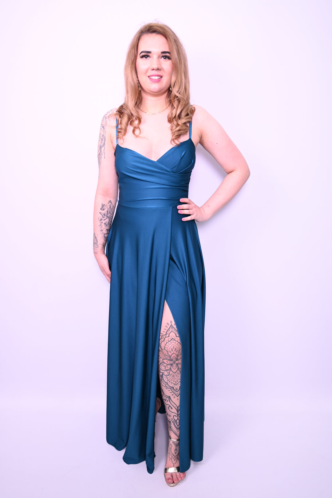 Lange satijnen avondjurk met split en dunne bandjes 31392