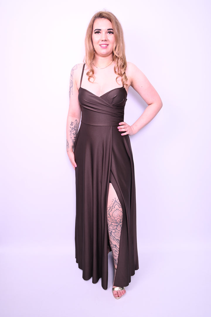 Lange satijnen avondjurk met split en dunne bandjes 31392