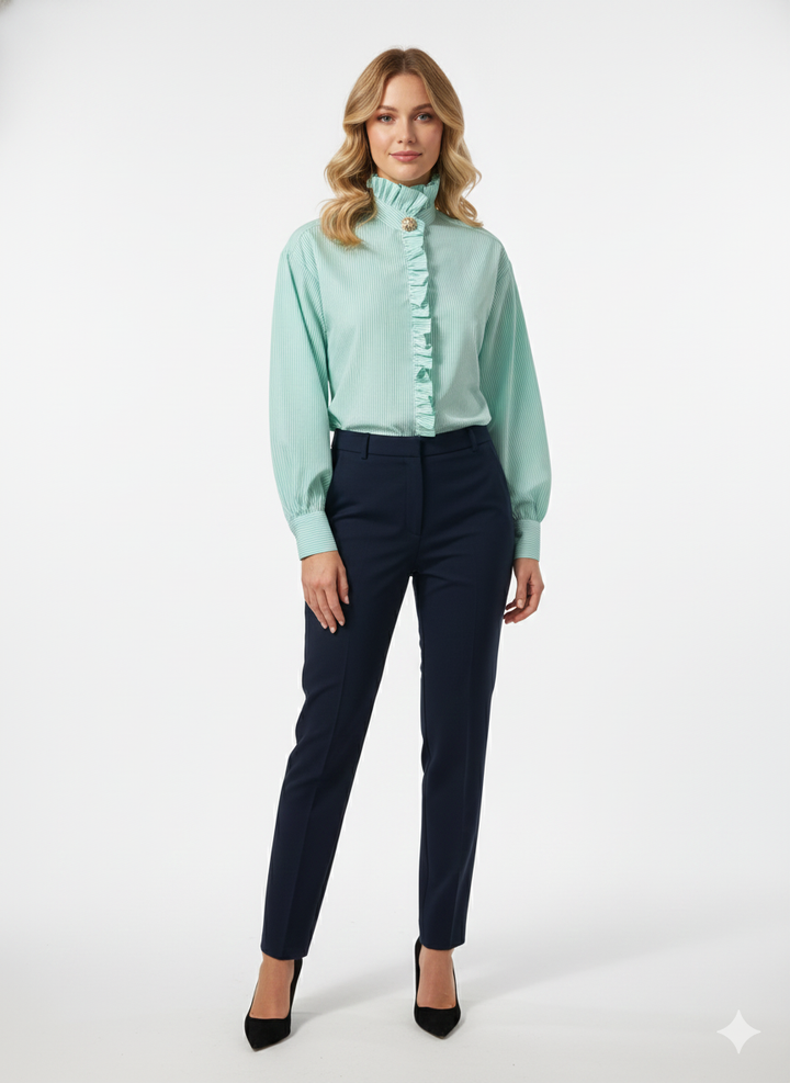 Blouse Bleu Brume – Lichtblauw met witte strepen, hoge kraag en sierlijke ruches. Perfect voor formele elegantie. CH5111