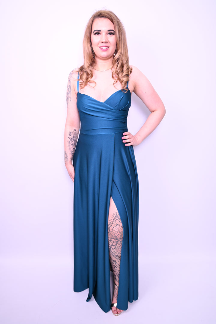 Lange satijnen avondjurk met split en dunne bandjes 31392